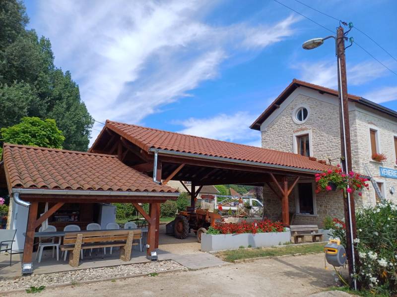 Cration d'un car port sur mesure et d'un auvent en charpente traditionnel sur la commune de St Hilaire près de Bourgoin Jallieu sur la commune 